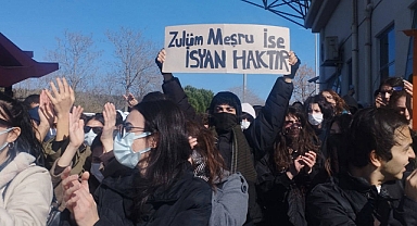 DEÜ'de Sert Müdahale: Yakın Mesafeden Biber Gazı Sıkıldı, Öğrenciler Tekmelendi