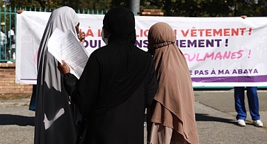Fransa'da Avukatlara Başörtüsü Yasağı Onandı