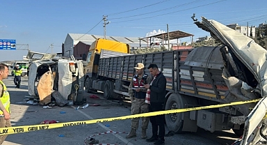 Hatay'da İşçi Servisi TIR'a Çarptı: 6 Kişi Hayatını Kaybetti