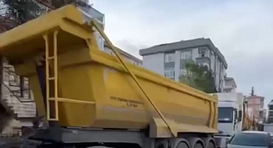 İstanbul Bakırköy’de Hafriyat Kamyonları, Sokakları Kapatarak Trafiği Engelledi