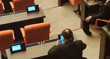 Meclis'te İmamoğlu'nun Gözaltı Kararıyla İlgili Vekiller Arasında Arbede Yaşanırken Batak Oynayan AKP'li Kameralara Yakalandı