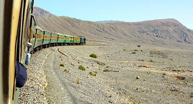 Pakistan'da Tren Saldırısı: 450 Yolcu Rehin Alındı