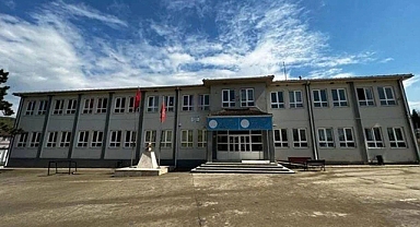 Sakarya'da Bir Okul Müdürü 'Zil Sesinden Rahatsız Olan' Bir Erkek Tarafından Boynundan Bıçaklandı