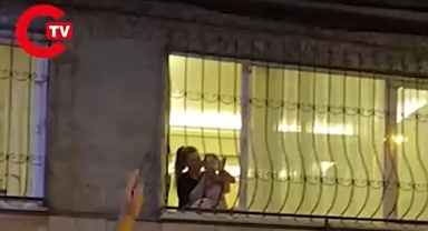 Şişli'de AKP İstibdadına Karşı Eylem Yapan Binlerce Vatandaş, Pencerede Oturan Çocuğa Seslendi: Her Şey Senin İçin 