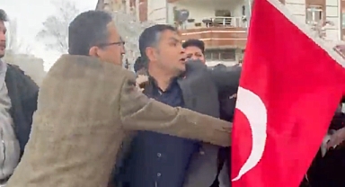 AKP'li Altındağ Belediye Başkanı Veysel Tiryaki Türk Bayrağına Saldırdı, Yardımcısı da Tekmeledi
