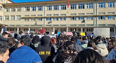 Ankara Atatürk Liseliler 'Kritersiz' Öğretmen Atamalarına Karşı Oturma Eylemi Gerçekleştirdi
