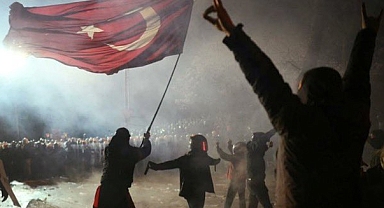 Mübarek Türk Bayrağıyla Tutuklanan Ayberk Ünlü Hürriyetine Kavuştu: Silivri Zindanı Önünde İstiklal Marşı'nı Okudu