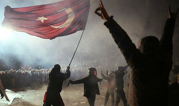 Mübarek Türk Bayrağıyla Tutuklanan Ayberk Ünlü Hürriyetine Kavuştu: Silivri Zindanı Önünde İstiklal Marşı'nı Okudu