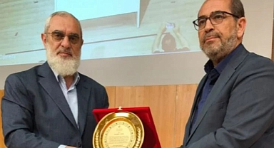 Mürteci Nureddin Yıldız'a Devlet Üniversitesinde Plaket Verdiler