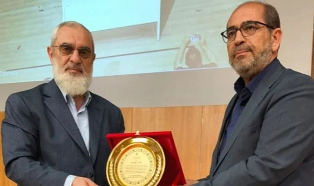 Mürteci Nureddin Yıldız'a Devlet Üniversitesinde Plaket Verdiler