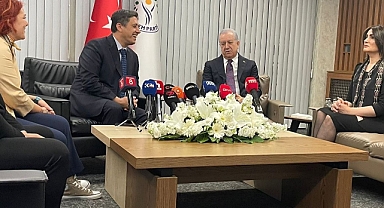 Açık Çayla Kapalı Pazarlık: Kürtçü DEM Parti'yi Ziyaret Eden MHP Heyeti Çok Neşeliydi