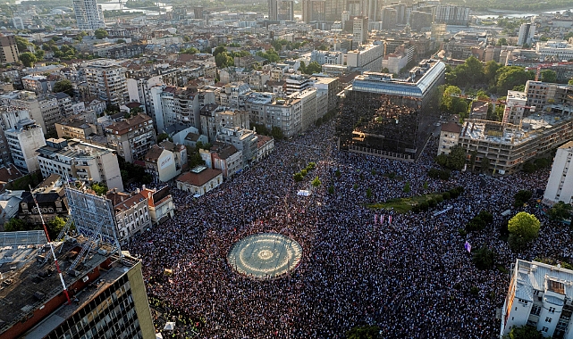Sırplar Erken Seçim Talebiyle Meydanları Doldurdu