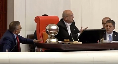 TBMM Başkanlık Divanı Birbirine Girdi: İYİ Partili Yasin Öztürk, CHP'li Tekin Bingöl'ün Masasına Vurarak Tepki Gösterdi