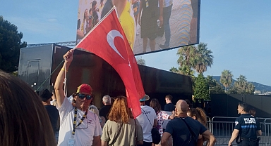 Fransızlar Yine Bildiğiniz Gibi: Fransa Bisiklet Turu'nda Türk Bayrağı Salladığı İçin Saatlerce Gözaltına Tuttular
