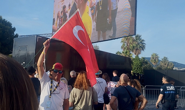Fransızlar Yine Bildiğiniz Gibi: Fransa Bisiklet Turu'nda Türk Bayrağı Salladığı İçin Saatlerce Gözaltına Tuttular