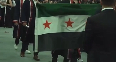 Mezuniyet Töreni Videosunda Türk Gençlerinin Bozkurt İşareti Kesilirken, Suriye Bayrağına Kesintisiz Yer Verildi