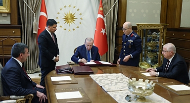 Genelkurmay Başkanı Metin Gürak'ın 'Kadrosuzluk' Nedeniyle Emekli Edilmesine Dair Tartışmalar Sürüyor