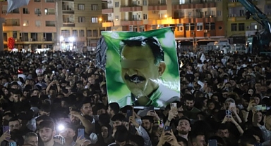 'Terörsüz Türkiye' Masalı: Teröristbaşı Öcalan Afişleriyle Mardin'de Gövde Gösterisi Yaptılar