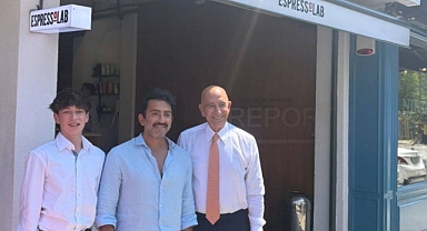 'Ulus Devletler İsrail İçin Tehdittir' Diyen ABD Büyükelçisi Barrack, EspressoLab Önünde Poz Verdi