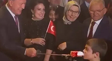 AKP'li Hulusi Akar Yine Bildiğiniz Gibi: Küçük Çocuğa Pastayı Kılıçla Yedirdi