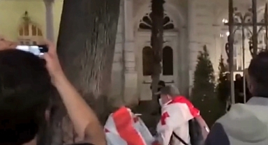 Gürcistan’da Siyasi Kriz Derinleşiyor: Göstericiler Cumhurbaşkanlığı Sarayını Basmak İstedi