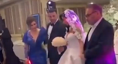 İran'da Halka Kan Kusturan Molla Rejiminin Elitlerinden Papyonlu ve Dekolteli Düğün