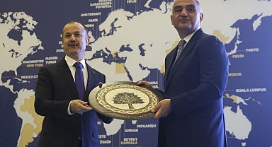 Yunus Emre Vakfı'ndaki Yolsuzluğun İlk Duruşmasında Tutuklu Eski Başkan Ateş, AKP'li Bakan Ersoy'u İşaret Etti