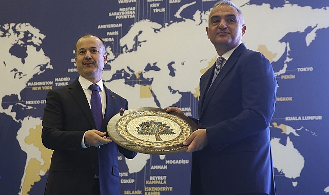 Yunus Emre Vakfı'ndaki Yolsuzluğun İlk Duruşmasında Tutuklu Eski Başkan Ateş, AKP'li Bakan Ersoy'u İşaret Etti