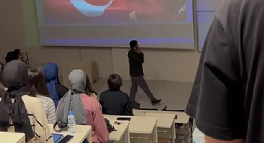 10 Kasım Saygı Duruşunda İslamcı Öğrenciden Provokasyon Girişimi