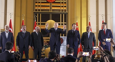 Bahçeli’nin, Vekiller Teröristbaşı Öcalan'ın Ayağına Gitsin Teklifi Cumhur İttifakı'ndaki Çatlağı Derinleştirdi