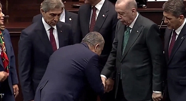 CHP'li Belediye Başkanı AKP'ye Katıldı: Erdoğan'ın Elini Öpmeye Çalıştı