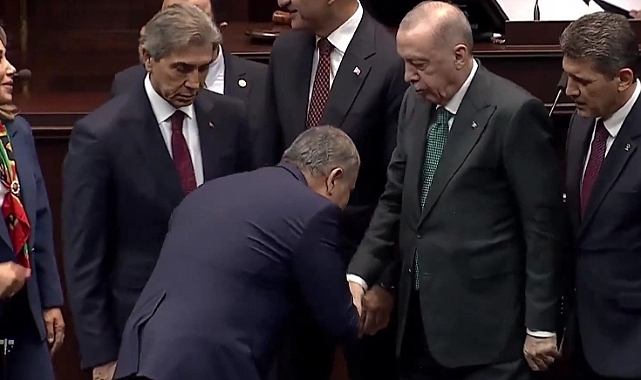 CHP'li Belediye Başkanı AKP'ye Katıldı: Erdoğan'ın Elini Öpmeye Çalıştı