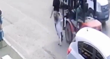 Memlekette Doğru Giden Bir Şey Yok: Ters Şeritten Gelen Forklift Baba ve Çocuklarına Çarptı