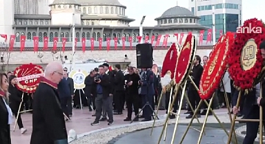 Taksim'deki 10 Kasım Anmasında AKP Çelengi Bırakılmadı