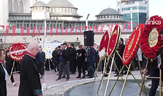 Taksim'deki 10 Kasım Anmasında AKP Çelengi Bırakılmadı