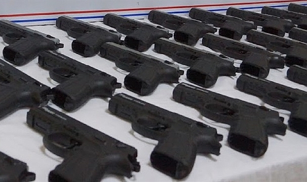 Diyarbakır'da Silah Satışları Arttı: Valilik, Kaymakamların Silah Verme Yetkisini Kaldırdı 

Şaibeli silah ruhsatı işlemleri iddiaları sonrasında Vali Zorluoğlu, Diyarbakır genelindeki 17 ilçe kaymakamının silah ruhsatı verme yetkisini kaldırdı.