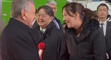 Uygur-Özbek Kökenli Japon Milletvekili Arfiya Eri, Özbek Cumhurbaşkanını Karluk Türkçesiyle Karşıladı