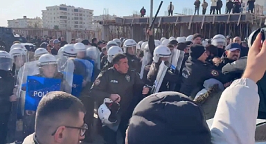 Nusaybin'de Kürtçüler Polis Barikatına Saldırdı