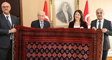 Teröristbaşı Öcalan Kilim Dokuttu, Bahçeli İsim Verdi: 'Barış ve Demokrasi Kilimi'