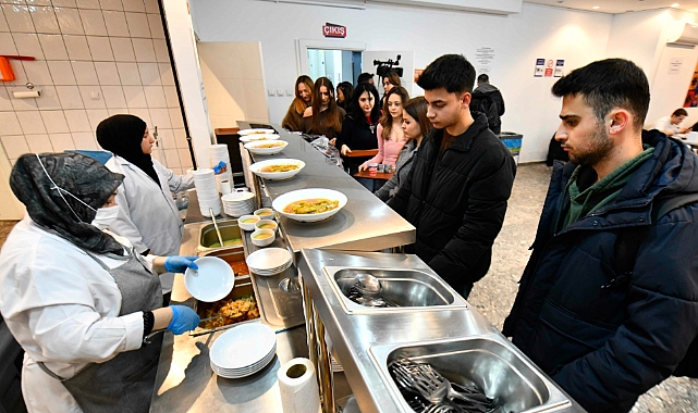 ABB’den Gençlik Sofraları: Ramazan Boyunca İftar ve Sahur Hizmeti 

Ankara Büyükşehir Belediyesi’nin Gençlik Sofraları uygulaması, Ramazan ayı boyunca iftar ve sahurlarda gençlere sıcak yemek ve dayanışma ortamı sunacak.