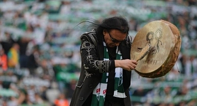 Gökhan Kırdar, Bursaspor Tribünlerini Şaman Davulu ve Cendere'yle Coşturdu
