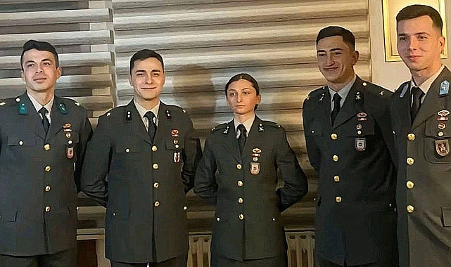 Ebru Eroğlu'ndan Sonra Atatürkçü Teğmenlerin TSK'ya Dönüşüne İkinci Ret 

 Atatürkçü teğmenler davasında Ebru Eroğlu'ndan sonra İzzet Talip Akarsu ve Serhat Gündar'ın da Türk Silahlı Kuvvetleri'ne dönüşü reddedildi.