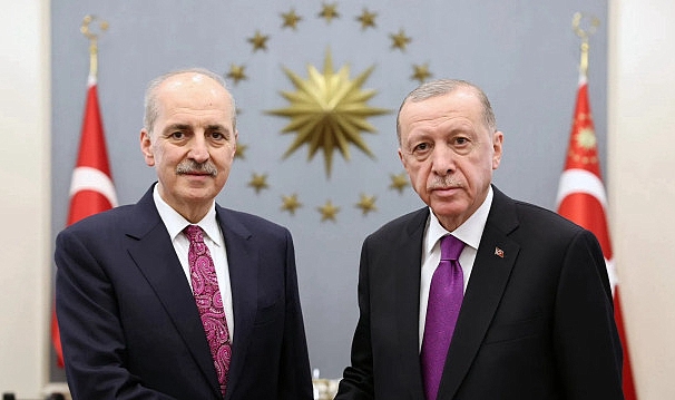 AKP'li Erdoğan ve Numan Kurtulmuş'tan Sürpriz Görüşme

Erdoğan, grup toplantısının ardından Kurtulmuş ile bir görüşme gerçekleştirdi. Görüşmenin, CHP Genel Başkanı Özgür Özel'in açıklamalarının ardından gelmesi kamuoyunun dikkatlerini üzerine çekti.