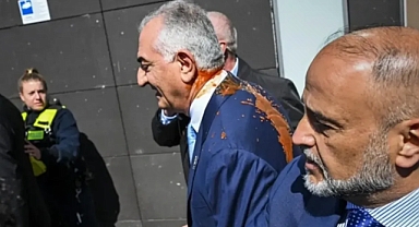 Berlin'de Rıza Pehlevi'ye Boya Fırlatıldı