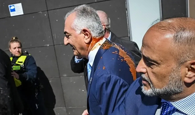 Berlin'de Rıza Pehlevi'ye Boya Fırlatıldı 

ABD ve İran arasındaki ateşkesi eleştiren Pehlevi, olay sonrası bölgeden ayrılırken saldırgan gözaltına alındı.