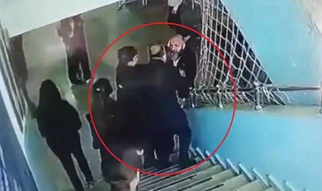 MHP Altındağ Meclis Üyesi, Bir Öğretmene Saldırdı 

MHP Altındağ Belediye Meclis Üyesi Ayhan Yazıcı, velisi olduğu öğrencinin kavgaya karışmasının ardından, iki kişiyle birlikte okulu bastı ve olaya müdahil olan nöbetçi öğretmen Ömer Ocak’a saldırdı.