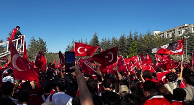 ODTÜ’de Milliyetçi Öğrenciler, Meydanı Türk Bayraklarıyla Donattı