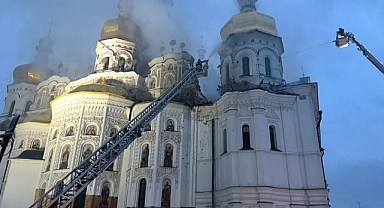 İşgalci Rusya'dan Ukrayna'ya Füze Saldırısı: Tarihi Dormition Katedrali Alevler İçinde Kaldı