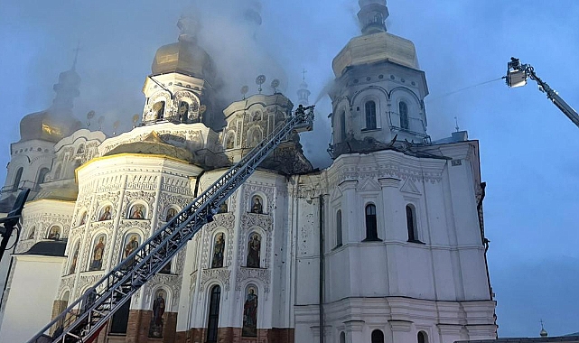 İşgalci Rusya'dan Ukrayna'ya Füze Saldırısı: Tarihi Dormition Katedrali Alevler İçinde Kaldı