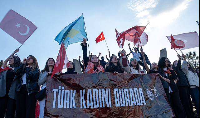 İstiklal Kadınları Hareketi Başkanı Nursena Gür İzmir'de Saldırıya Uğradı